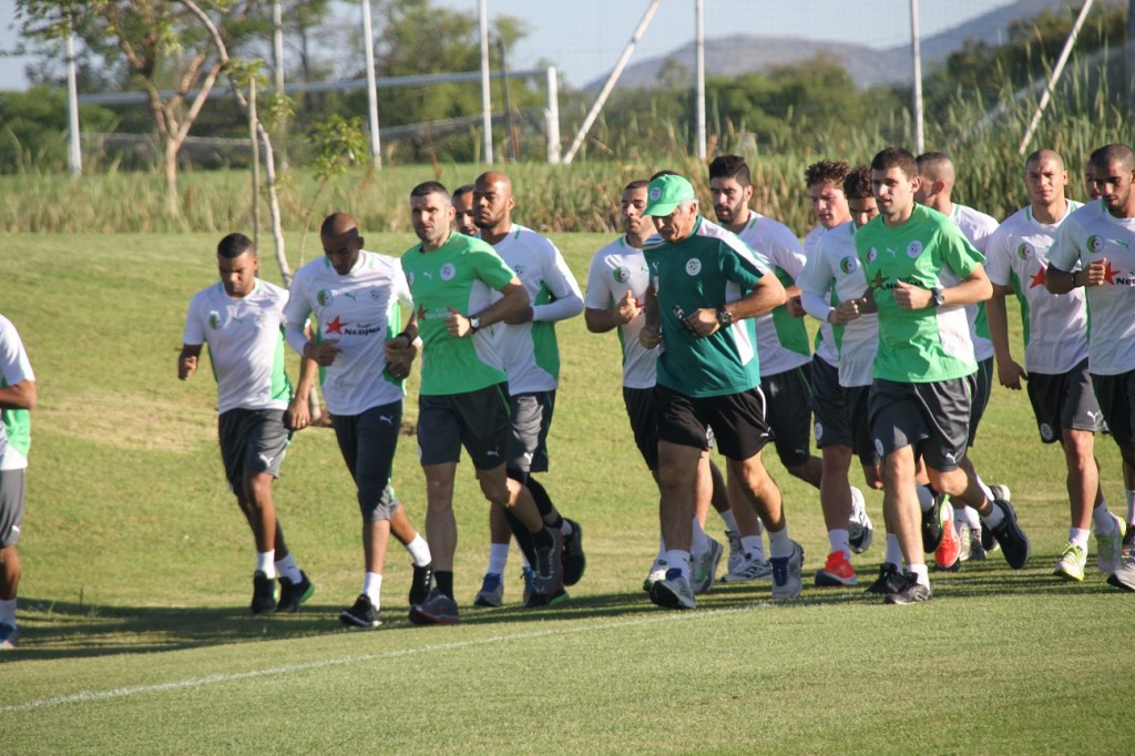  Brikci  avec Cyril Moine à l'entraînement de l'équipe d' Agérie