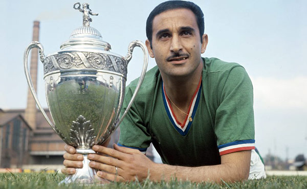 Rachid Mekhloufi  est revenu à Saint-Etienne  en 1963  avec lequel il remportera sa quatrième Coupe de France  