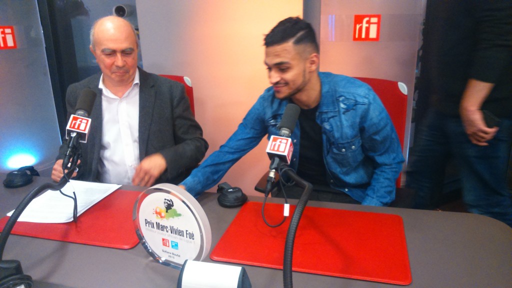 Sofiane aux cotés 'Alejandro Valente, le patron des Sports de RFI.