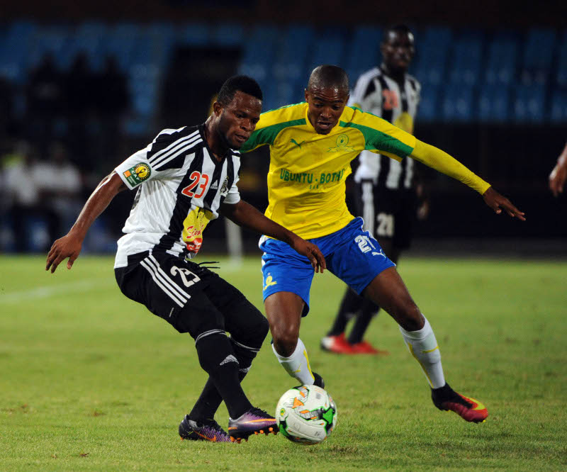 Morena (Mamelodi) face à Mechail Elia (TPM) en Super Coupe d'Afrique des clubs