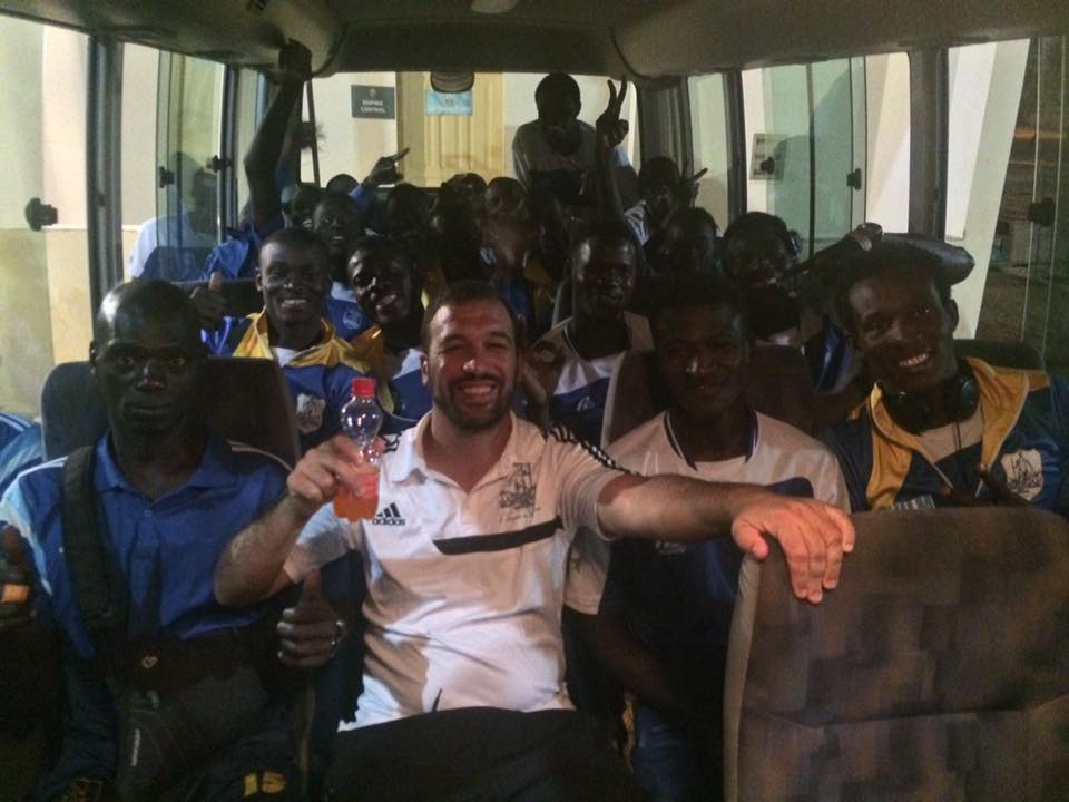Djilali Bahloul avec son équipe au Sénégal (photo page facebook )