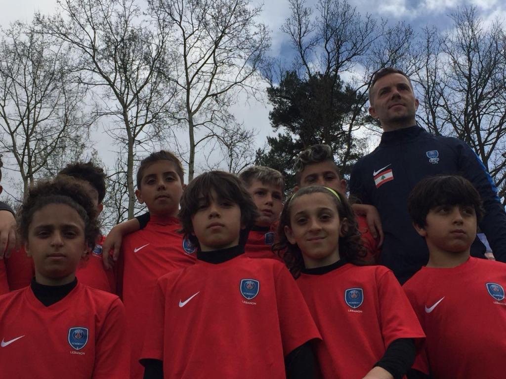 Sebastien Brevet-Choplin et un groupe de jeunes académiciens (photo PSG Academy)