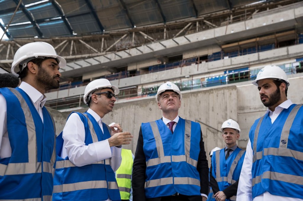 Le président Gianni Infantino, accompagné par  H.E. Hassan Al Thawadi, secrétaire général du Comité suprême pour la livraison et l'héritage, a visité  le site d'Al Wakrah  ( photo Fifa.com) 