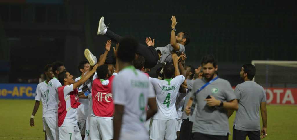 Le sélectionneur Atawi porté  en triomphe par ses joueurs (photo arc.com)