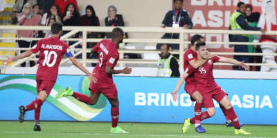 Bassam Al Rawi félicité après son but contre l'Irak (photo afc.com )