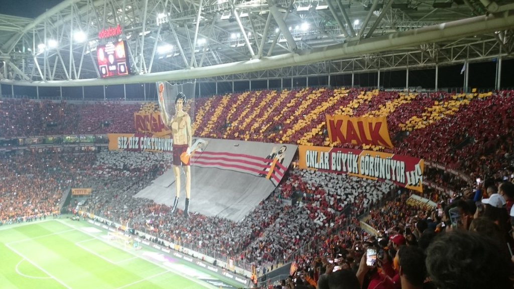 Les Ultras de Galatasaray  lord du  Classico sur Bosphore 