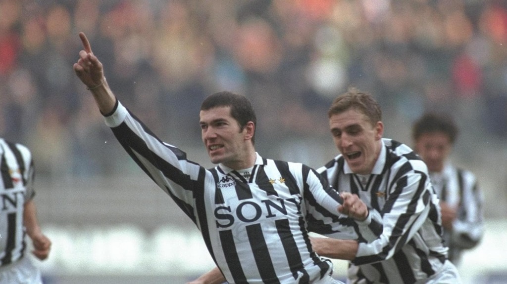 avec_alen_boksic_zinedine_zidane_fete_l_un_de_ses_premiers_buts_sous_le_mainneur_de_la_juventus_en_novembre_1996_en_serie_a_contre_bologne