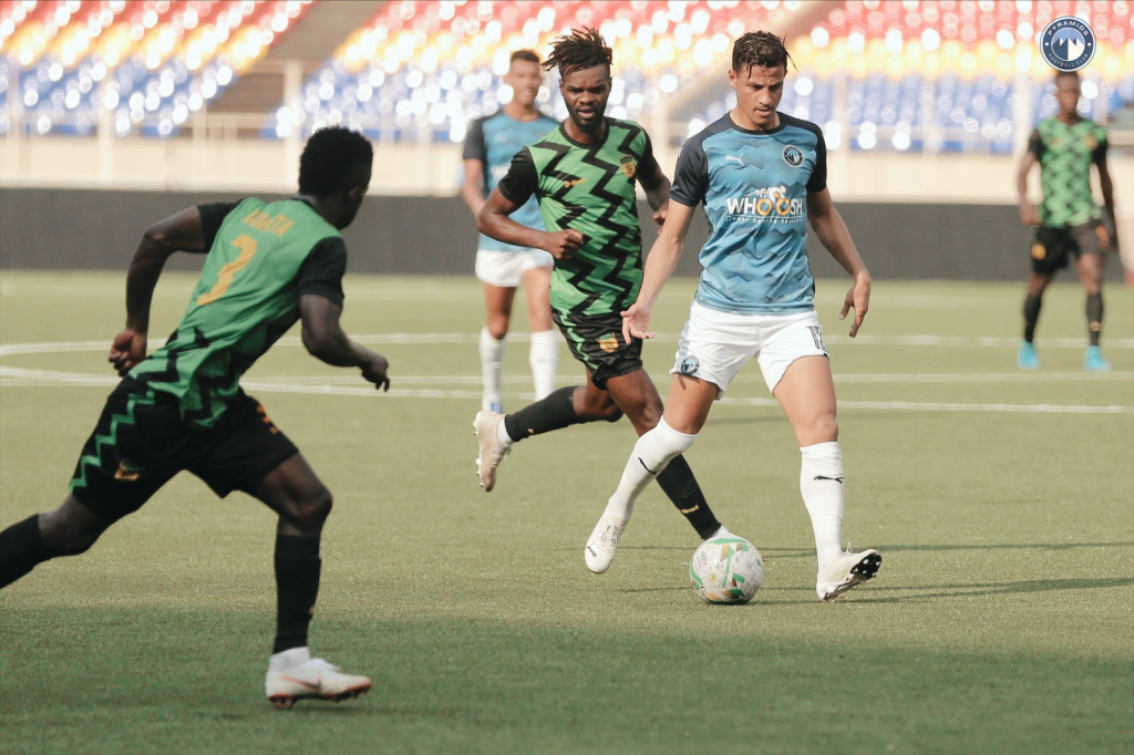 Pyramids FC ( en bleu) sont revenus de Kinshasa avec un précieux succès  ( photo pyramids  fc. facebook)