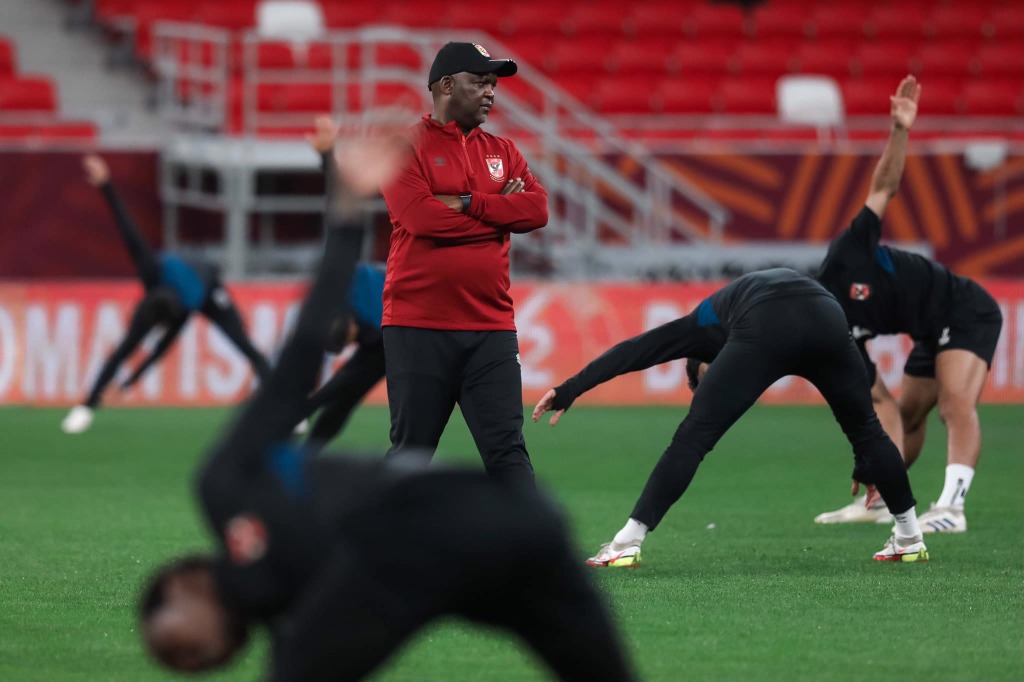 Pitso Mosimane : depuis son arrivée sur le banc  en 2020  coach sud-aficricain a fait gagner deux titres de champion d'Afrique , une supercouped'Afrique et un titre national.  (photo al-ahly.sc Facebook)