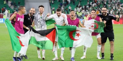 Les Fennecs brandissant le drapeau palestinien à l'issue de la demi-finale  contre le Qatar en Coupe arabe des nations 2021