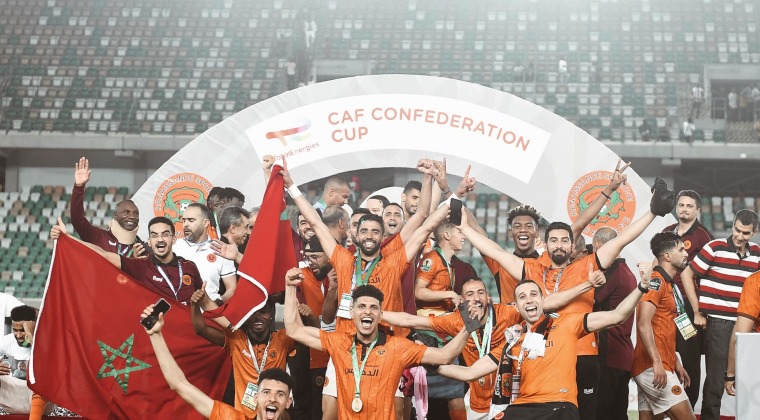 RS Berkane :  un deuxième trophée en trois ans en Coupe de la Confédération pour les Marocains . Un premier pour leur entraîneur, Florent Ibenge ( photo page Facebook RSB)