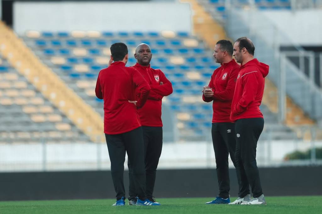 Pitso Mosimane : au milieu de son staff technique  ( photo page Facebook al-ahly sc)