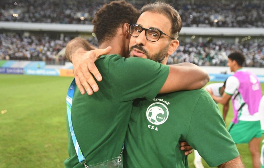  Saad Al-Sheri : un sélectionneur saoudien heureux enlaçant un de ses joueurs ( photo afc.com)