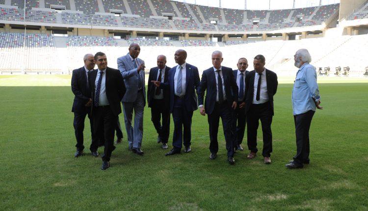  Motsepe et Zefizef visitant le stade en construction de Baraki  (photo faf.dz)