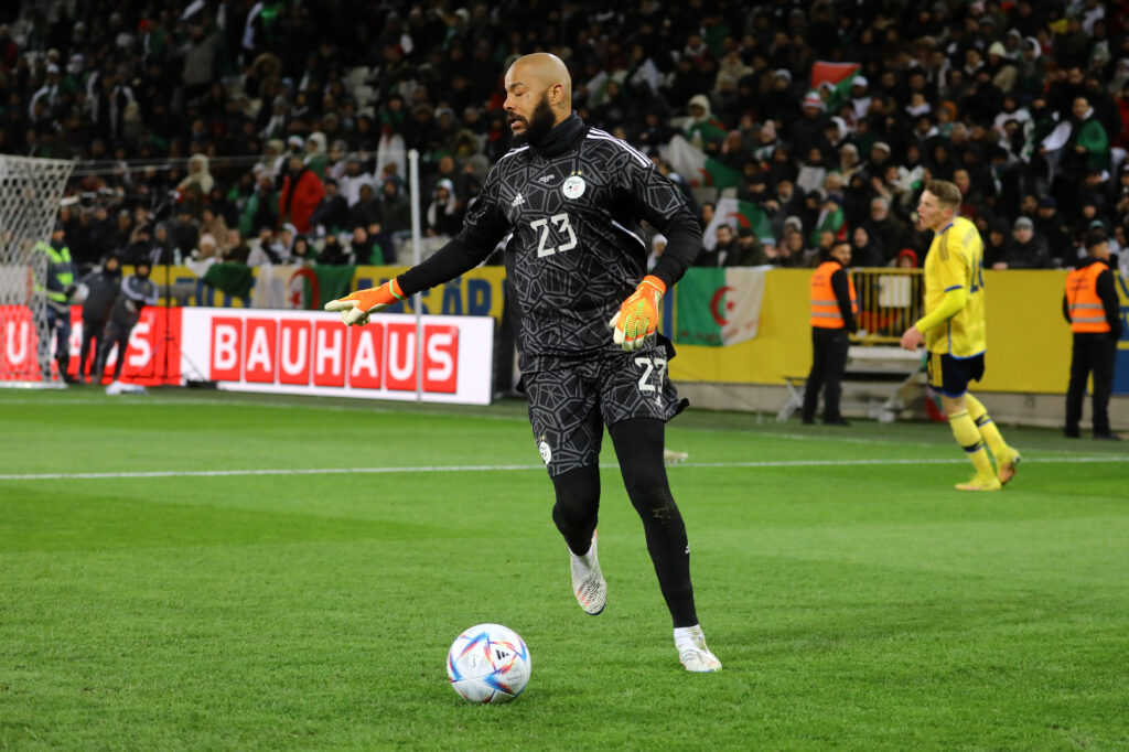 Raïs M'Bolhi : revenu aux affaire après une absence de quelques matches, il a été bon devant face aux attaques suédoises ( photo page Facebook faf.dz)